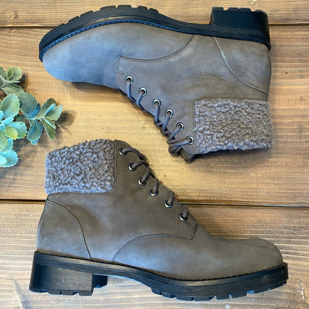 Women’s Vionic Grey suede winter boots